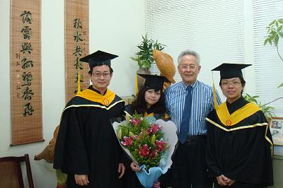 2009 (55).JPG - June 6, 2009 海洋畢業典禮 (老師與研究生畢業生合影)